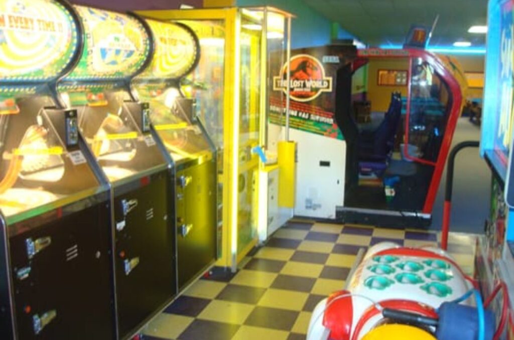 Bogey Lanes East Brookfield leagues (2)